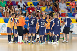 Manuel Luiggi hablando con sus jugadores. Partido clasificatorio entre Club Deportivo UMA Antequera y Universidad de Géneve de Suiza. IX Campeonato de Europa Universitario de Fútbol Sala. Antequera. Julio de 2013