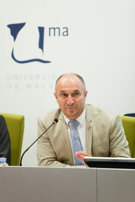 Eugenio Luque en la presentación del logotipo y cartel conmemorativos del 50 Aniversario de la Facultad de Ciencias Económicas y Empresariales. Rectorado. Junio de 2014