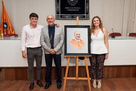 Foto de grupo. Presentación del Retrato de Honor de D. Eugenio José Luque Domínguez. Facultad de Ciencias Económicas y Empresariales. Junio de 2025