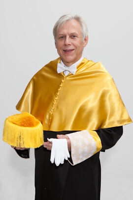 Retrato de Edmund Neugebauer previo a su investidura como Doctor "Honoris Causa" por la Facultad de Medicina de la Universidad de Málaga. Edificio del Rectorado. Noviembre de 2016