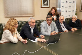 Firma de la donación del archivo fotográfico y de cine de Antonio España a la Universidad de Málaga. Edificio del Rectorado. Abril de 2025