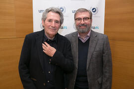 Francisco José Andrade y Miguel Ríos tras su conferencia "La música como testimonio de la Transición" del ciclo "Historia, documentos y sociedad". Edificio del Rectorado. Abril de 2019