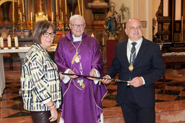 Entrega del bastón de mando de la Universidad de Málaga a la Cofradía de los Estudiantes. Misa de Lunes Santo. Iglesia de San Agustín. Abril de 2014