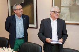 Juan de Dios Mellado y José Ángel Narváez. Firma del convenio para la donación del archivo fotográfico y la colección completa del Diario 16. Facultad de Ciencias Económicas y Empresariales. Marzo de 2015