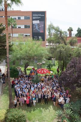 Foto de grupo tras el acto conmemorativo del 50 Aniversario de la Facultad de Económicas. Facultad de Ciencias Económicas y Empresariales. Octubre de 2015