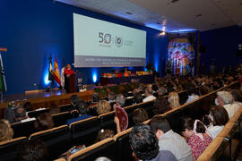 Magdalena Martín da lectura a la "Laudatio". Investidura de nuevos doctores por la Universidad de Málaga. Paraninfo. Junio de 2022