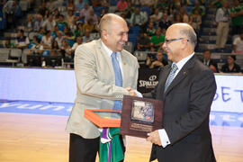 Eugenio Luque y Eduardo García. Homenaje del Unicaja Baloncesto a la Facultad de Económicas en su 50 Aniversario. Palacio de Deportes José María Martín Carpena. Mayo de 2015