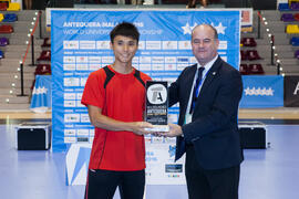 Entrega de trofeo. Ceremonia de clausura del Campeonato del Mundo Universitario de Balonmano. Antequera. Julio de 2016