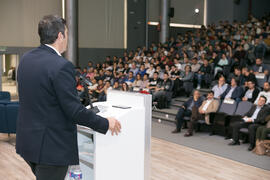 Ernesto Pimentel presenta la conferencia "Dialogando" con Chema Alonso. Salón de actos de la E.T.S.I Informática y Telecomunicaciones. Abril de 2017