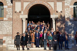 Foto de grupo tras la toma de posesión de nuevos funcionarios y funcionarias de la Universidad de Málaga. Edificio del Rectorado. Diciembre de 2021