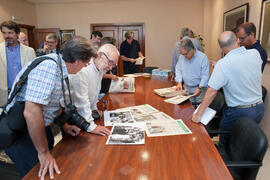 Momentos posteriores a la firma del convenio para la donación del archivo fotográfico y la colección completa del Diario 16. Facultad de Ciencias Económicas y Empresariales. Marzo de 2015