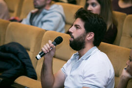 Un alumno plantea una cuestión en la conferencia de Josef Ajram "¿Dónde está el límite?". Seminario "Emprende 21". Paraninfo. Noviembre de 2017