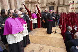Intervención del Obispo de Málaga, Jesús Catalá. Acto de la Hermandad de los Estudiantes en la Catedral. Plaza del Obispo, Málaga. Abril de 2022