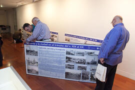 Montaje Exposición "Puerto y ciudad de Málaga en el tránsito del XIX al XX". Edificio del Rectorado. Mayo de 2012