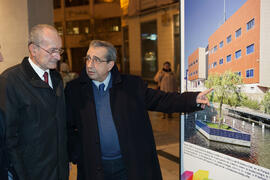 Francisco de la Torre y José Ángel Narváez en la inauguración de la exposición "La Universidad de Málaga del Siglo XXI".  Calle Larios. Enero de 2017