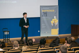 David Meca pronuncia su conferencia "Gestión del talento". Seminario "Emprende 21". Paraninfo. Noviembre de 2017