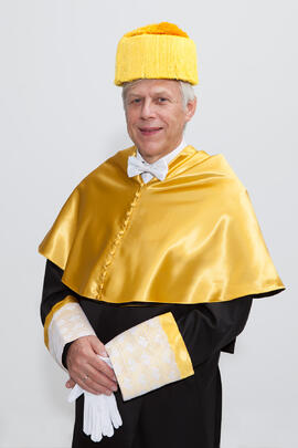 Retrato de Edmund Neugebauer previo a su investidura como Doctor "Honoris Causa" por la Facultad de Medicina de la Universidad de Málaga. Edificio del Rectorado. Noviembre de 2016