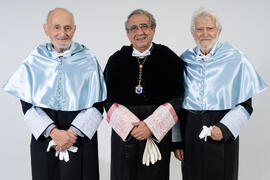 Retrato de José Ángel Narváez, Miguel Sáenz Sagaseta y Brian Harris previo a su investidura como Doctores "Honoris Causa" por la Facultad de Filosofía y Letras de la Universidad de Málaga. Edificio del Rectorado. Febrero de 2020