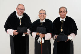 Retrato de grupo previo a la entrega de la Medalla de Oro de la Universidad de Málaga a la Universidad de Córdoba y a la Universidad de Sevilla. Paraninfo. Junio de 2023