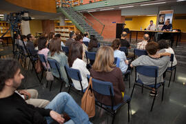 Asistentes a la presentación de la novela 'El protegido', de Pablo Aranda. Biblioteca General. Abril 2015