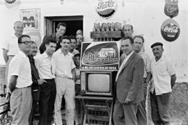 Málaga. Premio de la gasesosa malagueña "La Alcazaba" en un bar ubicado en la barriada de El Palo. Agosto de 1963