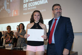 Entrega del décimo premio a Celia Barceló. Entrega de premios en el Paraninfo de la Universidad de Málaga. Olimpiada Española de Economía, Fase Nacional. Junio de 2015