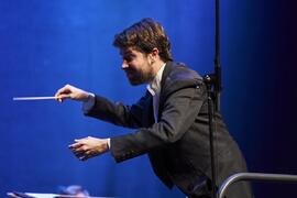 José Luis López Antón dirige la Orquesta Sinfónica de Málaga. Concierto Conmemorativo del 50 Aniversario de la Universidad de Málaga. Auditorio Edgar Neville, Málaga. Junio de 2022