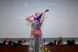 Actuación de Annya. Graduación y clausura del curso del Aula de Mayores de la Universidad de Málaga. Paraninfo. Junio de 2017