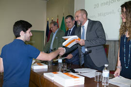 Entrega de uno de los premios del VIII Reto Gestalentum. Facultad de Ciencias Económicas y Empresariales. Junio de 2018