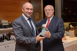 Entrega de obsequio a Miguel Gallego Pascual. Cena homenaje al profesorado y PAS jubilado de la Facultad de Económicas. Hotel AC Málaga Palacio. Septiembre de 2014