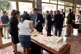 Momentos previos al homenaje de Unicaja a la Facultad de Económicas. Paraninfo. Abril 2015