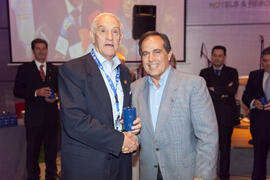Entrega de regalo en la cena del 3º Congreso Internacional de Actividad Físico-Deportiva para Mayores de la Universidad de Málaga. Hotel Barceló Málaga. Marzo de 2009