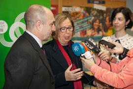 Eugenio Luque y Adelaida de la Calle atendiendo a los medios en la inauguración de las IX Jornadas Andaluzas de Enseñanza de Economía. Facultad de Ciencias Económicas y Empresariales. Febrero de 2016