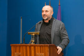 Eugenio José Luque presenta la conferencia "Dialogando" con Marta Flich. Paraninfo. Noviembre de 2017