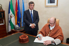Firma del Libro de Honor. Investidura de Aníbal Ollero como Doctor "Honoris Causa" por la Universidad de Málaga. Edificio del Rectorado. Mayo de 2025