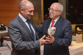 Entrega de obsequio a Miguel Gallego Pascual. Cena homenaje al profesorado y PAS jubilado de la Facultad de Económicas. Hotel AC Málaga Palacio. Septiembre de 2014