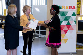 Entrega de diploma. Clausura del programa "Genera". Edificio "The Green Ray". Junio de 2019