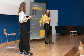 Intervención de Sara Carmona en la conferencia "Emprendimiento y promoción del territorio" junto a Míriam García. Seminario "Emprende 21". Paraninfo. Noviembre de 2017
