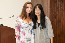 Josefa García con una alumna en su graduación. Centro Internacional de Español. Agosto de 2014
