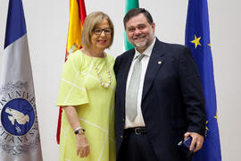 Retrato con la rectora en el homenaje a los jubilados y al personal que cumple 25 años de servicio en la UMA. Paraninfo. Mayo 2015