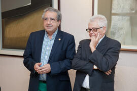 Juan de Dios Mellado y José Ángel Narváez. Firma del convenio para la donación del archivo fotográfico y la colección completa del Diario 16. Facultad de Ciencias Económicas y Empresariales. Marzo de 2015