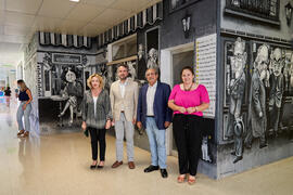 Foto de grupo. Inauguración del mural de Ángel Idígoras en la Facultad de Ciencias Económicas y Empresariales de la Universidad de Málaga. Campus de El Ejido. Junio de 2022