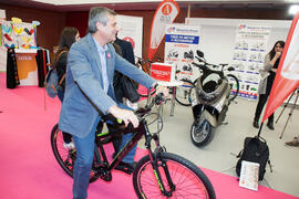 José Francisco Murillo en el estand de Navarro Hnos. y Aula Magna. Jornadas de Puertas Abiertas de la Universidad de Málaga. Complejo Polideportivo Universitario. Abril de 2016