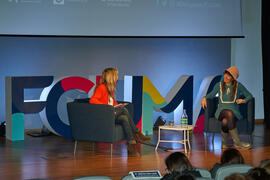 Cristina Mena "Dialogando" con Raquel Haro sobre "cómo convertir tus dramas en una bonita historia". Facultad de Psicología y Logopedia de la Universidad de Málaga. Febrero de 2022