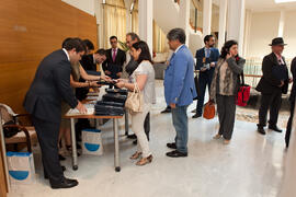 Recepción de asistentes y entrega de documentación de la Jornada ASEPUC 'Coste de los servicios universitarios'. Edificio del Rectorado. Mayo 2015