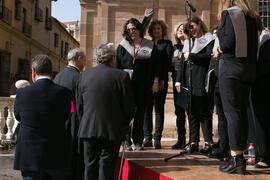 Coro Oficial de la Universidad de Málaga. Acto de la Hermandad de los Estudiantes en la Catedral. Plaza del Obispo, Málaga. Abril de 2019