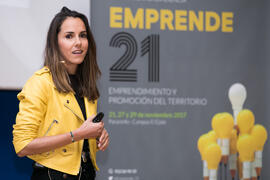 Míriam García imparte la conferencia "Emprendimiento y promoción del territorio" junto a Sara Carmona. Seminario "Emprende 21". Paraninfo. Noviembre de 2017