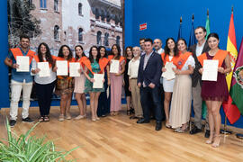 Grupo de alumnas y alumnos. Graduación de Másters de la Facultad de Ciencias Económicas y Empresariales de la Universidad de Málaga. Paraninfo. Junio de 2019