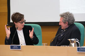 María José de la Torre y Miguel Ríos en su conferencia "La música como testimonio de la Transición" del ciclo "Historia, documentos y sociedad". Edificio del Rectorado. Abril de 2019