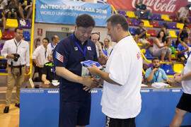 Intercambio de banderines. Partido Corea del Sur - Rumanía. Categoría masculina. Campeonato del Mundo Universitario de Balonmano. Antequera. Julio de 2016